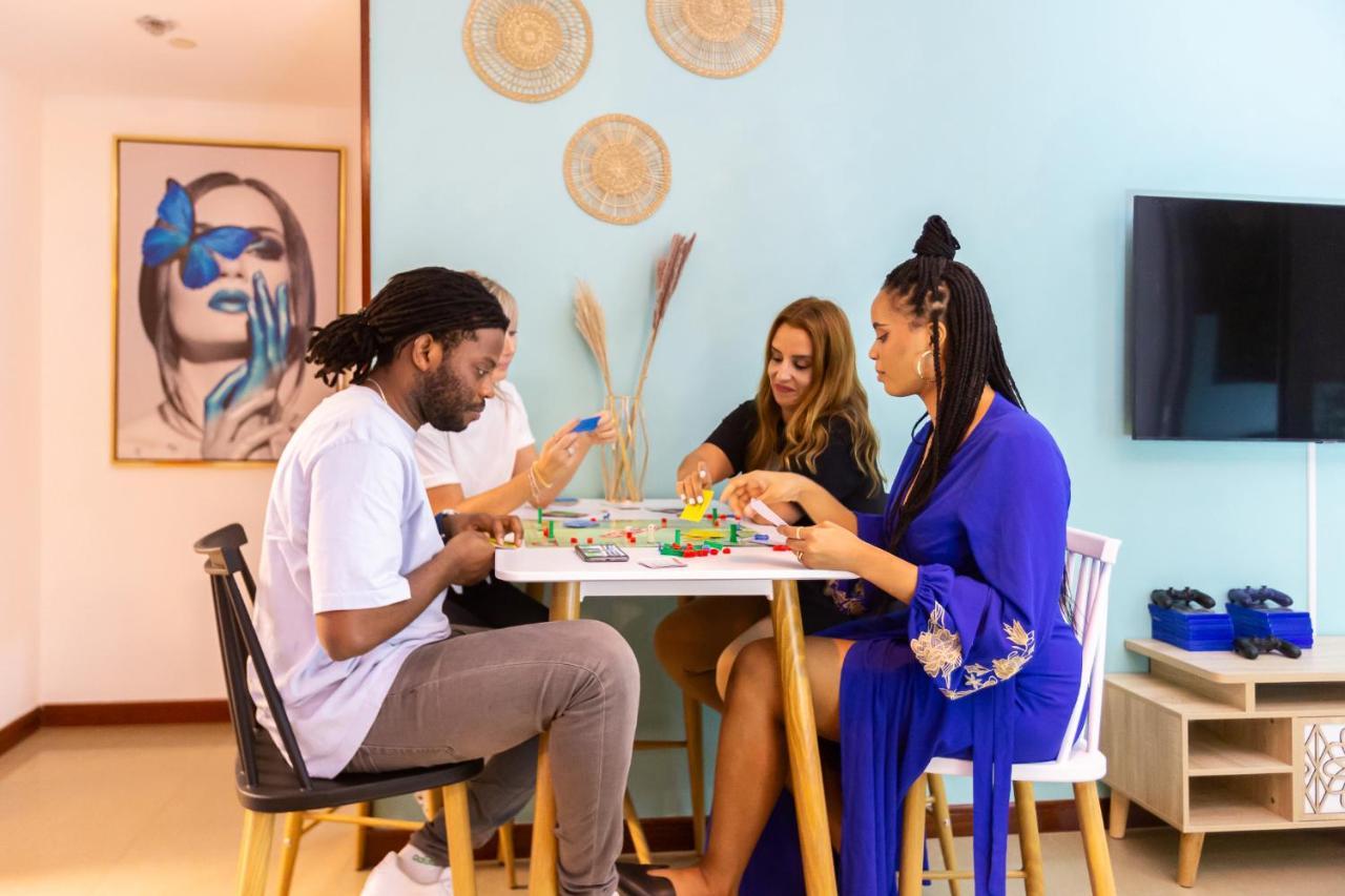 Homestar Deluxe Jbr Meditation & Wellness Hostel ドバイ エクステリア 写真